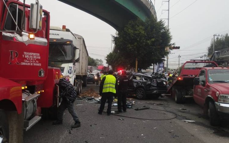 Camioneta pierde el control y cae de puente vehicular en Cuautitlán Izcalli