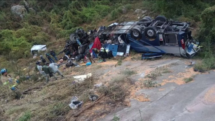 Mueren 24 pasajeros en accidente de autobús que cayó en un barranco en Zacatecas