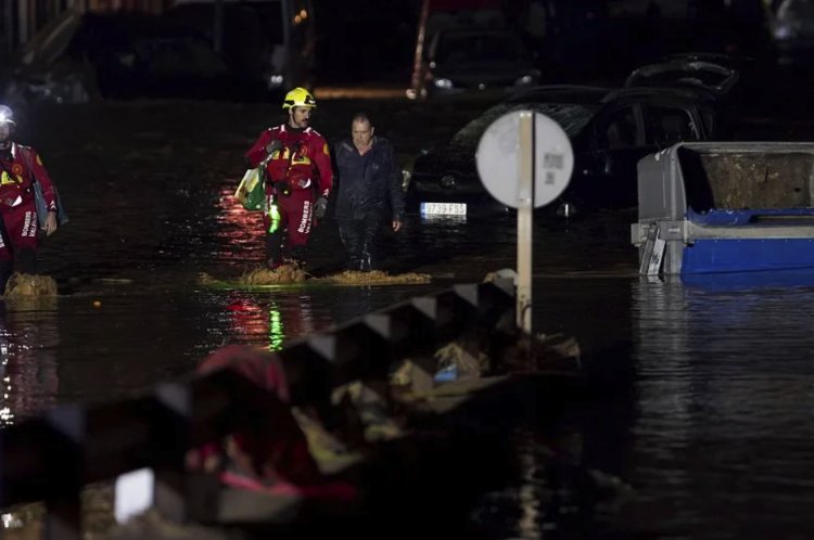 Declaran tres días de luto por los casi 100 muertos a causa de inundaciones en España