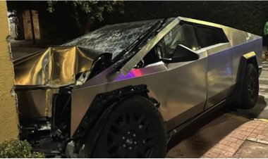 Chocan Tesla Cybertruck en la Miguel Hidalgo y el conductor lo deja abandonado