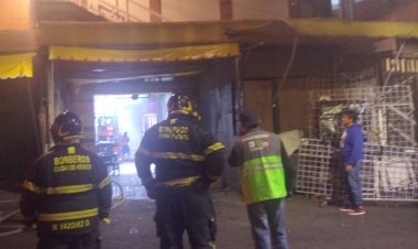 Incendio en plaza del Centro de la CDMX consume al menos 10 locales