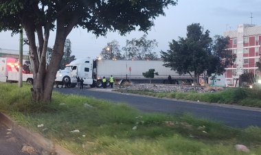 Tráiler se atora en avenida Central en Ecatepec y provoca casos vial hacía la CDMX