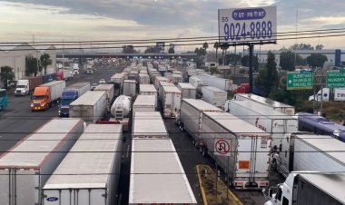 Más de 18 horas detenida autopista México-Querétaro por accidente; hay 10 km de fila de vehículos