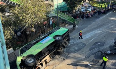 Camión de pasajeros vuelca en la México-Cuernavaca y deja al menos 30 heridos