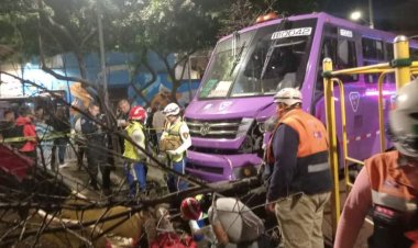 Autobús pierde el control y atropella a dos mujeres en Coyoacán