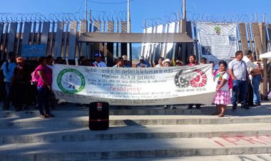 Protestan en Palacio de Gobierno de Guerrero para exigir atención a demandas prioritarias