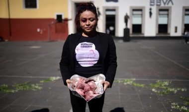 Con performance, activista recrimina la violencia de género en Veracruz