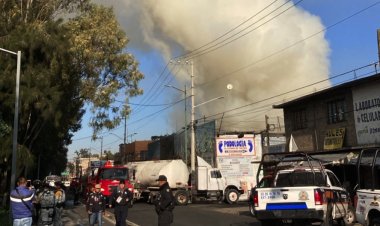 Suspenden servicio de Mexibús en Nezahualcóyotl por incendio de maderería