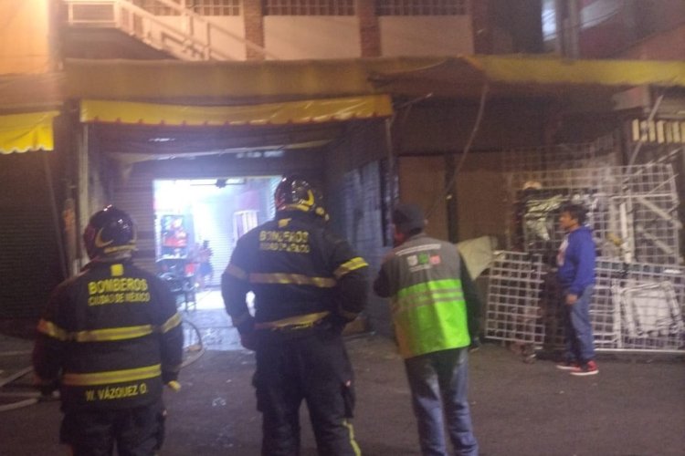 Incendio en plaza del Centro de la CDMX consume al menos 10 locales