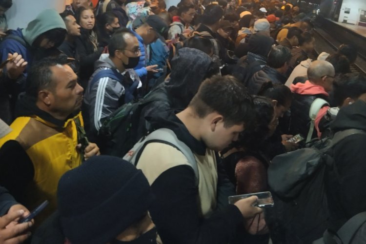 Reportan retrasos de trenes y aglomeraciones en la Línea A del Metro