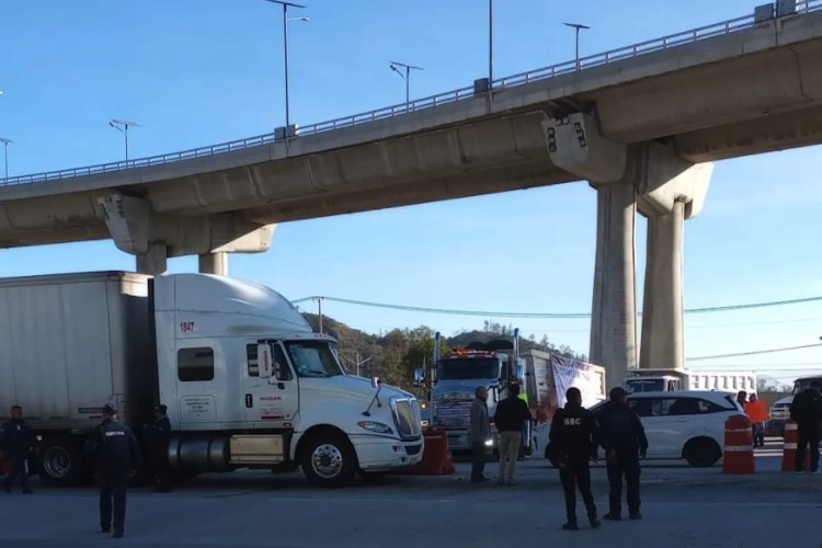 Trabajadores del Tren Maya bloquean la México-Cuernavaca; exigen pago de salarios pendientes