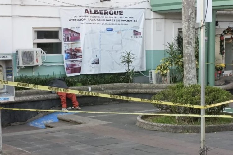 Niegan atención médica a hombre y muere a las afueras de hospital en Xalapa, Veracruz