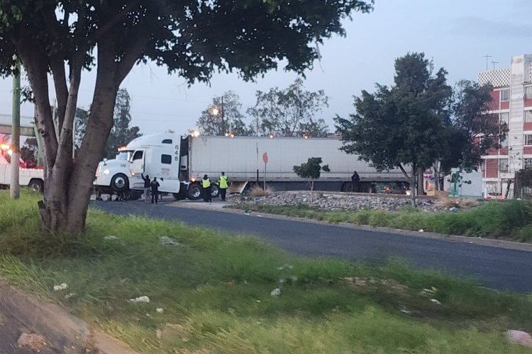 Tráiler se atora en avenida Central en Ecatepec y provoca casos vial hacía la CDMX