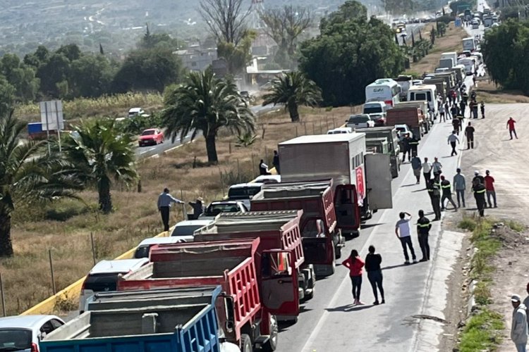 Gobierno de Hidalgo bloquea protesta de mineros de Zimapán que protegen sus empleos