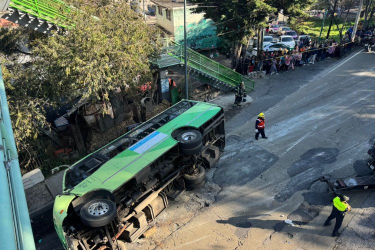 Camión de pasajeros vuelca en la México-Cuernavaca y deja al menos 30 heridos