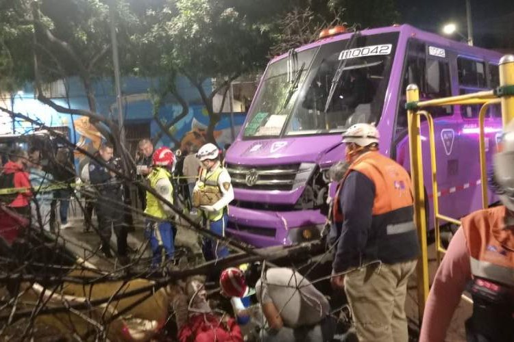 Autobús pierde el control y atropella a dos mujeres en Coyoacán