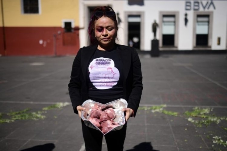 Con performance, activista recrimina la violencia de género en Veracruz