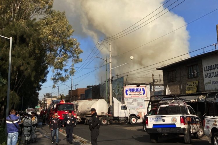 Suspenden servicio de Mexibús en Nezahualcóyotl por incendio de maderería