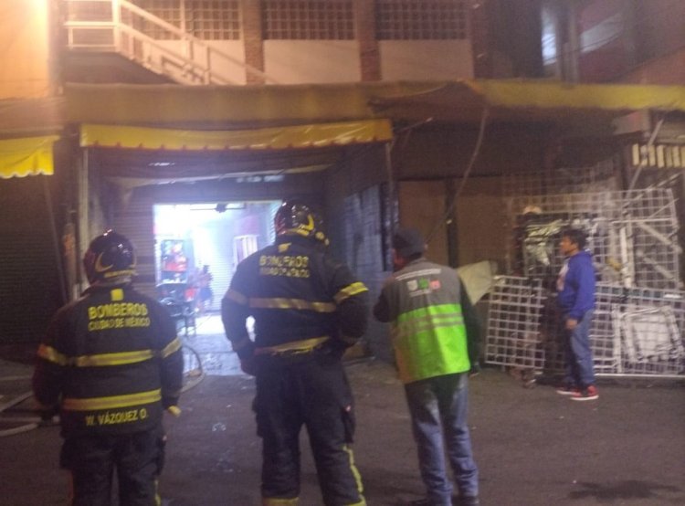 Incendio en plaza del Centro de la CDMX consume al menos 10 locales