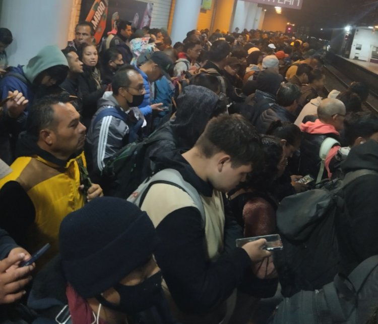 Reportan retrasos de trenes y aglomeraciones en la Línea A del Metro