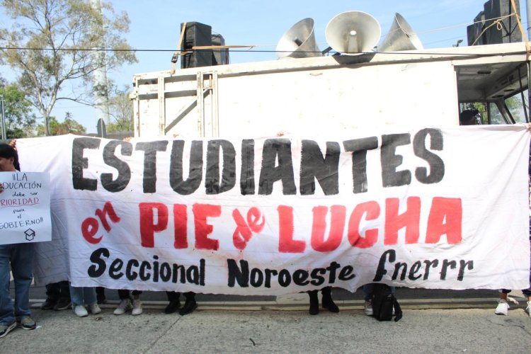 Estudiantes presentan demandas urgentes ante Hacienda; buscan se atiendan necesidades urgentes de más de 400 escuelas