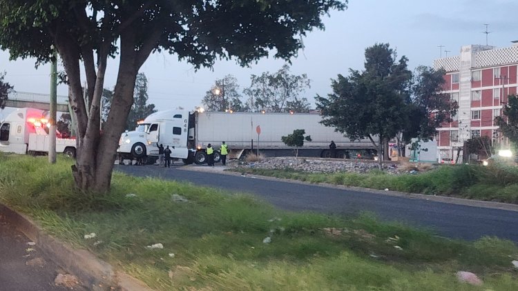 Tráiler se atora en avenida Central en Ecatepec y provoca casos vial hacía la CDMX