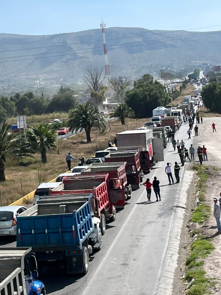 Gobierno de Hidalgo bloquea protesta de mineros de Zimapán que protegen sus empleos