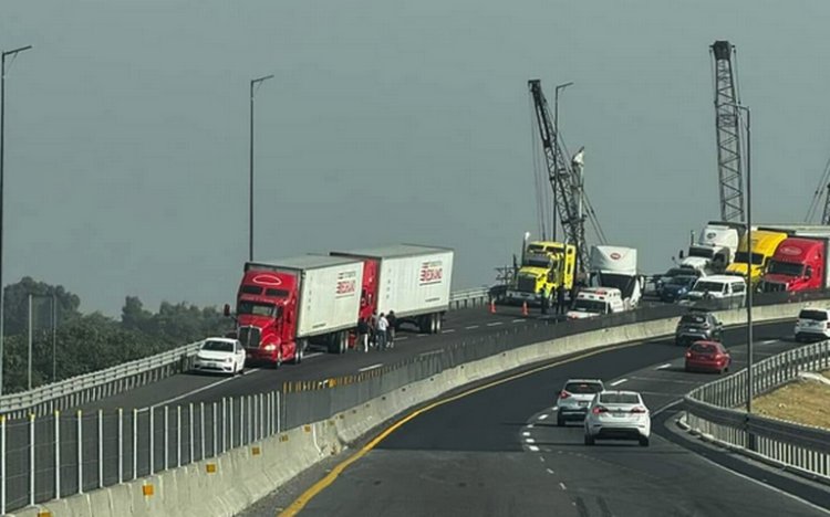 Choque de tráilers en el Circuito Exterior Mexiquense ocasiona caos vial