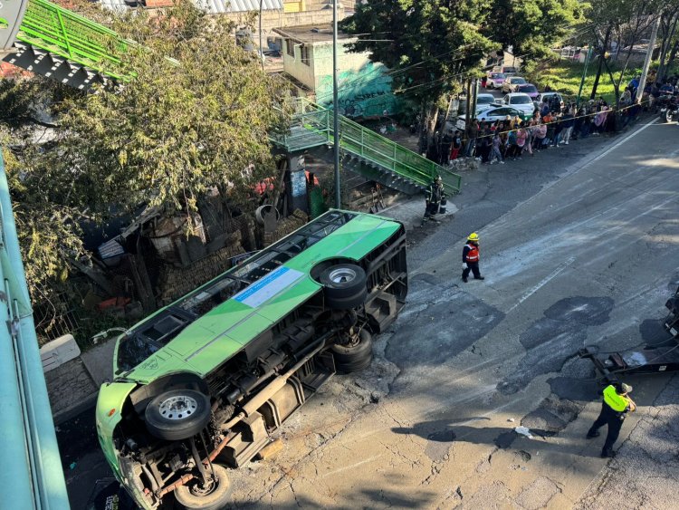 Camión de pasajeros vuelca en la México-Cuernavaca y deja al menos 30 heridos