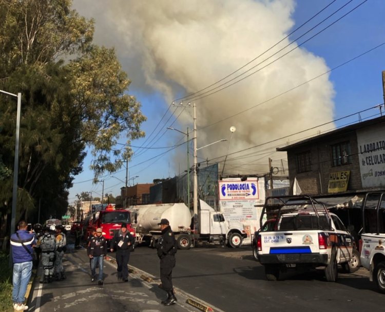 Suspenden servicio de Mexibús en Nezahualcóyotl por incendio de maderería