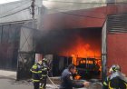 Incendio consume dos bodegas en Iztapalapa durante tarde de Navidad