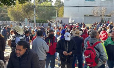 Trabajadores de Ecatepec protestan por falta de salario y aguinaldo