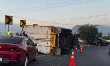 Vuelca tráiler en el Circuito Exterior Mexiquense a la altura de Ecatepec