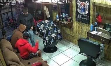 Captan momento de asalto a mano armada en barbería de Chicoloapan