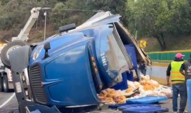 Vuelca tráiler que transportaba pollo curdo en la México-Cuernavaca y provoca caos vial