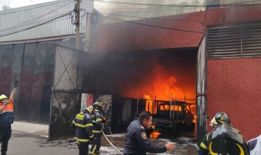 Incendio consume dos bodegas en Iztapalapa durante tarde de Navidad