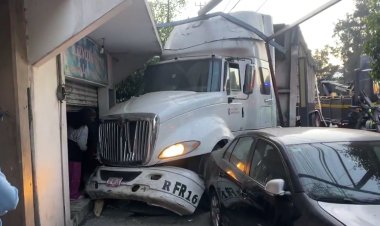 Camión de basura choca contra una casa y atropella a dos abuelitos en Iztapalapa