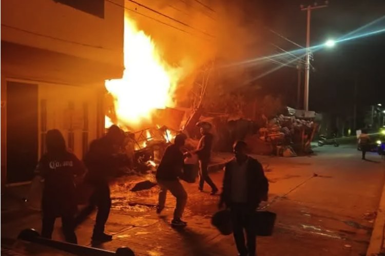 Incendio en Chimalhuacán consume vivienda donde acumulaban plásticos