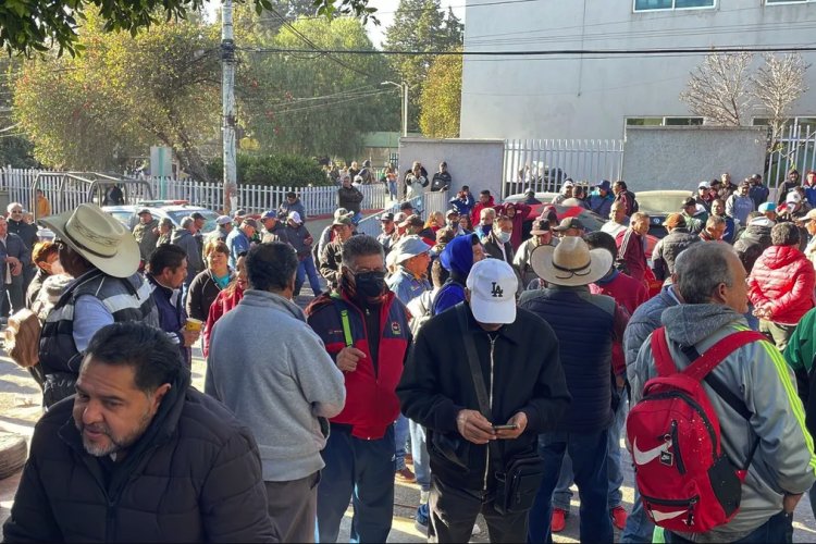 Trabajadores de Ecatepec protestan por falta de salario y aguinaldo