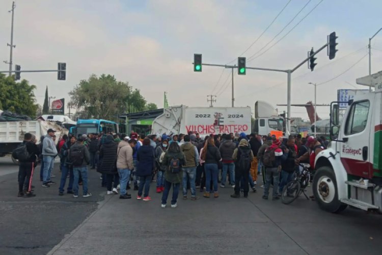 Trabajadores del ayuntamiento de Ecatepec bloquean vialidades por incumplimiento de pagos y prestaciones