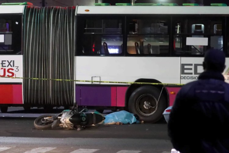 Mexibús atropella a motociclista que fue aventado por otro carro en Nezahualcóyotl