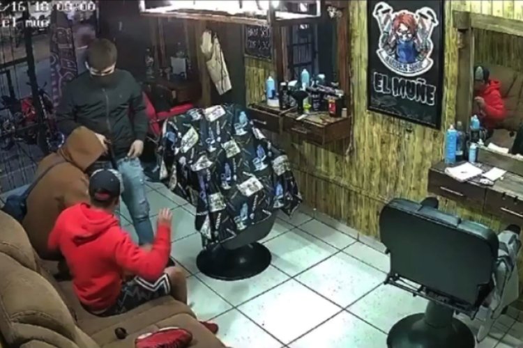 Captan momento de asalto a mano armada en barbería de Chicoloapan