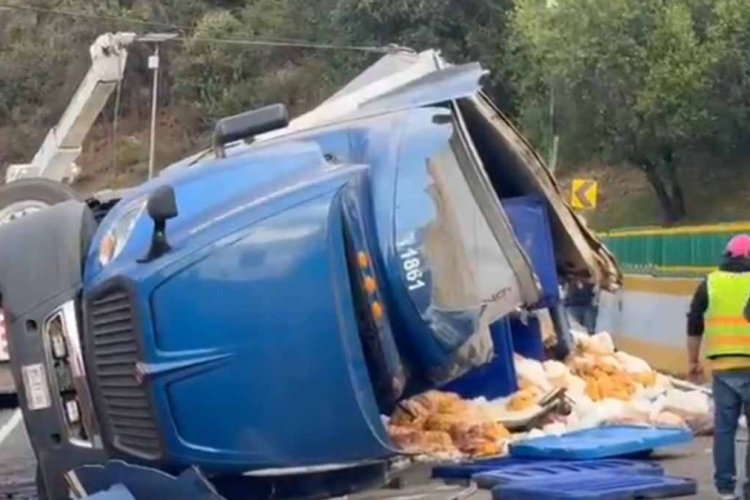 Vuelca tráiler que transportaba pollo curdo en la México-Cuernavaca y provoca caos vial