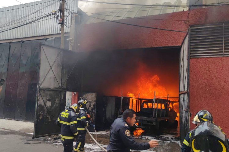 Incendio consume dos bodegas en Iztapalapa durante tarde de Navidad