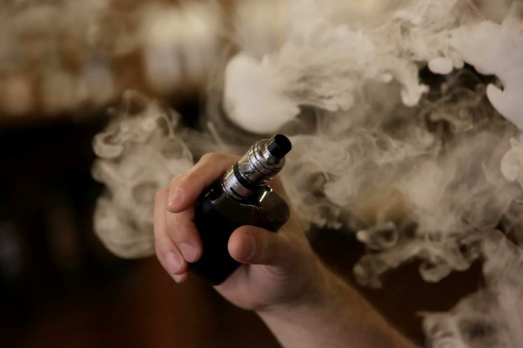 Advierten que prohibición de vapeadores y cigarros electrónicos en México aumentará mercado negro