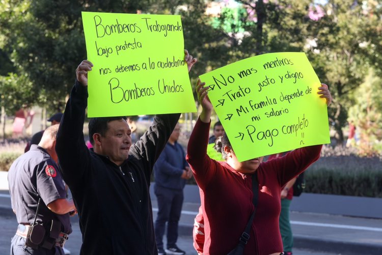 Bomberos de Toluca se manifiestan por reducción de aguinaldos y prestaciones