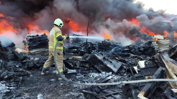 Sofocan incendio en predio donde almacenaban material de reciclaje en Chiconcuac