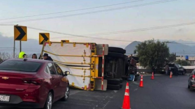 Vuelca tráiler en el Circuito Exterior Mexiquense a la altura de Ecatepec