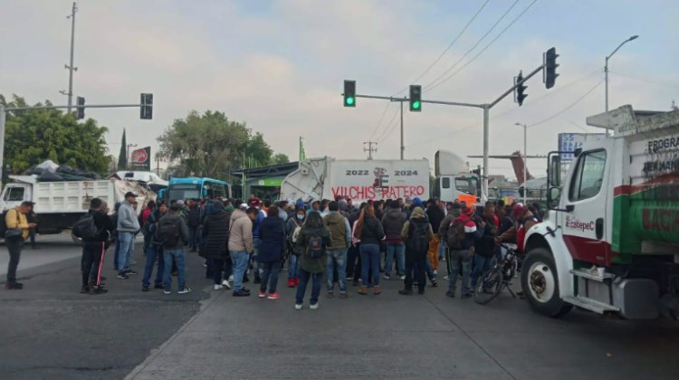 Trabajadores del ayuntamiento de Ecatepec bloquean vialidades por incumplimiento de pagos y prestaciones