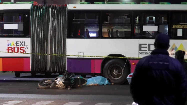 Mexibús atropella a motociclista que fue aventado por otro carro en Nezahualcóyotl